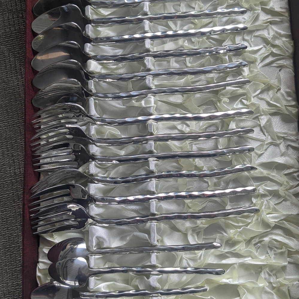 24-piece cutlery set